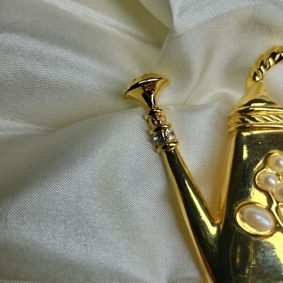VINTAGE 1928 Co. Gold Watering Can Brooch Pearl & Rhinestone Embellishment - Picture 5 of 8